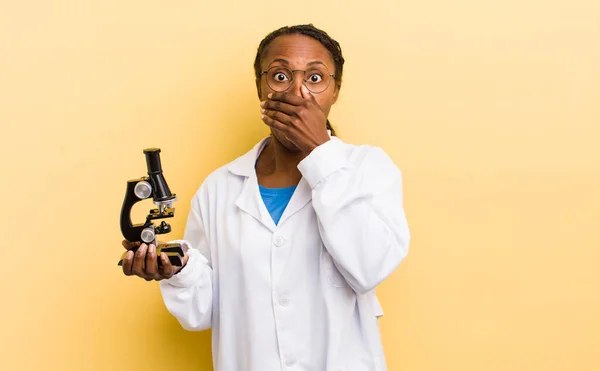 Nero Bella Donna Che Copre Bocca Con Mani Con Scioccato — Foto Stock