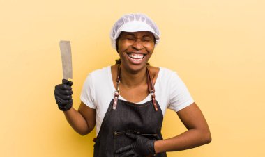 Siyah, güzel bir kadın komik bir şakaya yüksek sesle gülüyor.