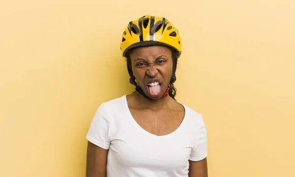 Czarny Ładna Kobieta Uczucie Obrzydzenie Podrażnienie Język — Zdjęcie stockowe