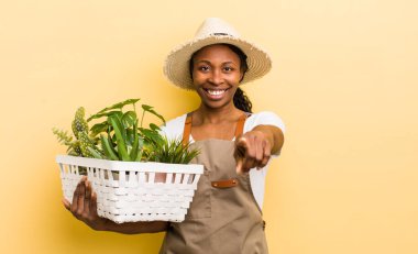Siyah, güzel bir kadın kamerayı işaret ederek seni seçiyor.