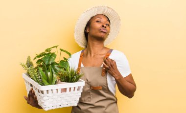 Siyah güzel kadın kibirli, başarılı, pozitif ve gururlu görünüyor.