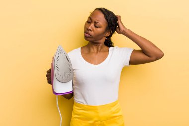 siyah güzel kadın şaşkın ve kafası karışık, kaşınan kafa