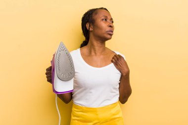 Siyah güzel bir kadın stresli, endişeli, yorgun ve hayal kırıklığına uğramış hissediyor.