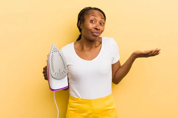 Negro Bonita Mujer Sintiéndose Desconcertado Confundido Dudando —  Fotos de Stock