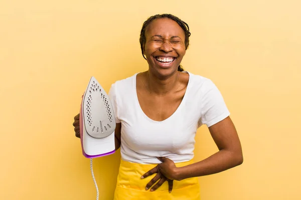 Czarny Ładna Kobieta Śmieje Się Głos Niektóre Śmieszne Żart — Zdjęcie stockowe