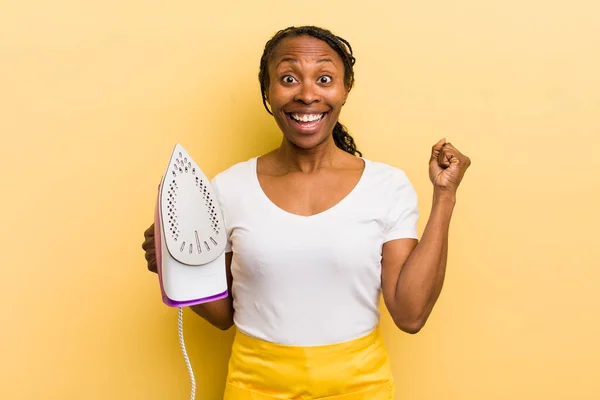 Schwarze Hübsche Frau Schockiert Lacht Und Feiert Erfolg — Stockfoto
