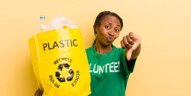 Siyah, güzel bir kadın kendini kötü hissediyor, baş parmağını kaldırıyor.