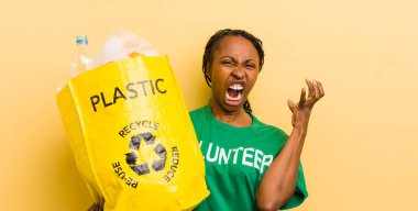 Siyah güzel bir kadın ellerini havaya kaldırarak çığlık atıyor.