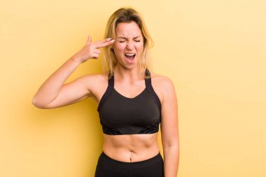 Sarışın, güzel bir kadın mutsuz ve stresli görünüyor. İntihar işareti yapıyor.