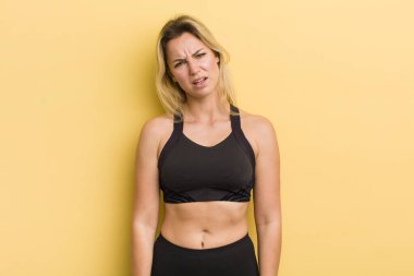 sarışın güzel kadın şaşkın ve şaşkın hissediyor