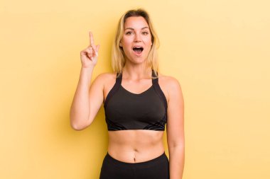 Sarışın, güzel bir kadın bir fikri fark ettikten sonra mutlu ve heyecanlı bir dahi gibi hissediyor.