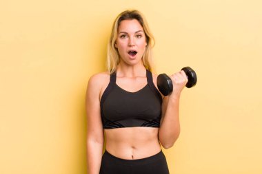 Sarışın güzel kadın çok şaşırmış ya da şaşırmış görünüyor.