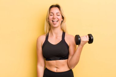 Sarışın, güzel, neşeli ve asi tavırlı, şakacı ve dilsiz bir kadın.