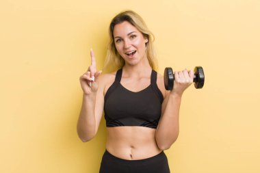 Sarışın, güzel bir kadın gülümsüyor ve arkadaş canlısı görünüyor.