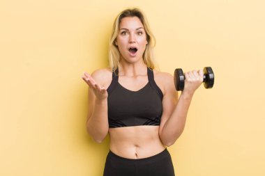 Sarışın, güzel bir kadın inanılmaz bir sürprizle şaşkına dönmüş ve hayrete düşmüştü.