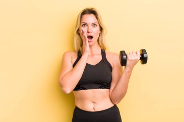 sarışın güzel kadın şok olmuş ve korkmuş hissediyor.