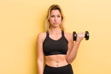 Sarışın, güzel bir kadın üzgün ve sızlanıyor, mutsuz bir bakışla ve ağlamayla.