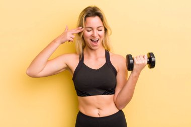 Sarışın, güzel bir kadın mutsuz ve stresli görünüyor. İntihar işareti yapıyor.