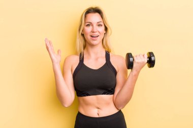 Sarışın, güzel bir kadın kendini mutlu hissediyor. Bir çözüm ya da fikir bulduğuna şaşırıyor.