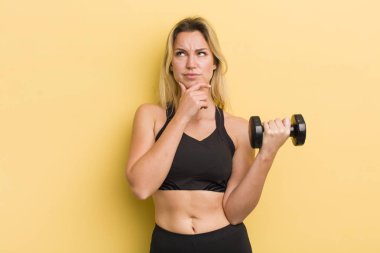 Sarışın, güzel, düşünceli, kuşkulu ve kafası karışık bir kadın.