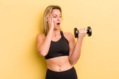 Güzel sarışın kadın mutlu, heyecanlı ve şaşırmış hissediyor.