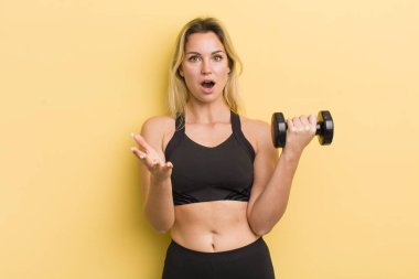 Sarışın, güzel bir kadın son derece şaşkın ve şaşırmış hissediyor.