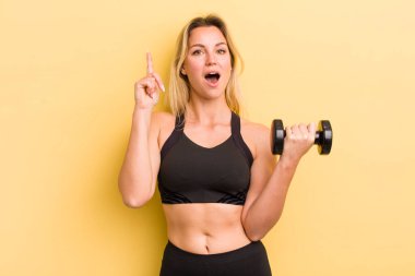 Sarışın, güzel bir kadın bir fikri fark ettikten sonra mutlu ve heyecanlı bir dahi gibi hissediyor.