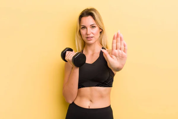 Rubia Bonita Mujer Buscando Seria Mostrando Abierta Palma Haciendo Stop — Foto de Stock