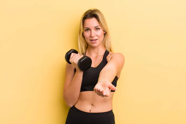 Blond Mooi Vrouw Glimlachen Gelukkig Met Vriendelijk Het Aanbieden Tonen — Stockfoto