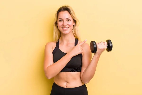 Rubia Bonita Mujer Sonriendo Alegremente Sintiéndose Feliz Señalando Lado — Foto de Stock