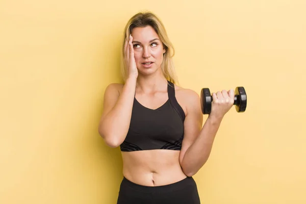 Blond Vacker Kvinna Känner Uttråkad Frustrerad Och Sömnig Efter Tröttsam — Stockfoto