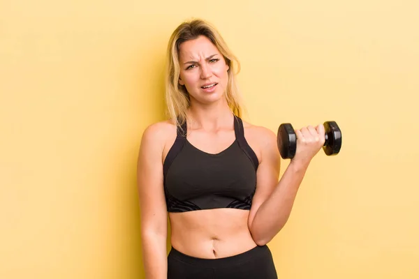 Blond Vacker Kvinna Känsla Förbryllad Och Förvirrad — Stockfoto