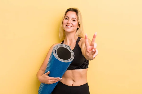 Blond Mooi Vrouw Glimlachen Kijken Gelukkig Gebaren Overwinning Vrede — Stockfoto