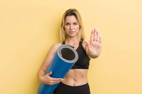 Blond Mooi Vrouw Kijken Serieus Tonen Open Palm Maken Stop — Stockfoto