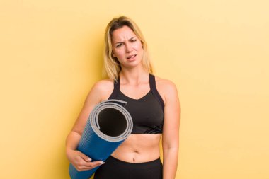 sarışın güzel kadın şaşkın ve şaşkın hissediyor