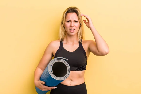 Blond Mooi Vrouw Gevoel Verward Verbaasd Tonen Bent Krankzinnig — Stockfoto