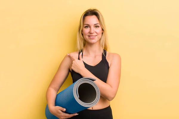 Rubia Bonita Mujer Sonriendo Alegremente Sintiéndose Feliz Señalando Lado — Foto de Stock