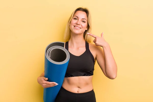 Loira Bonita Mulher Sorrindo Confiantemente Apontando Para Próprio Sorriso Largo — Fotografia de Stock