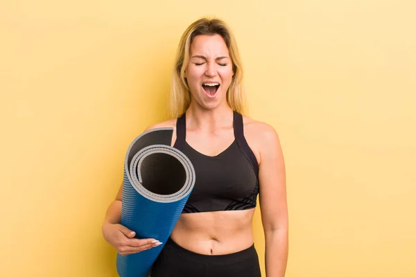 Blond Mooi Vrouw Schreeuwen Agressief Kijken Erg Boos — Stockfoto