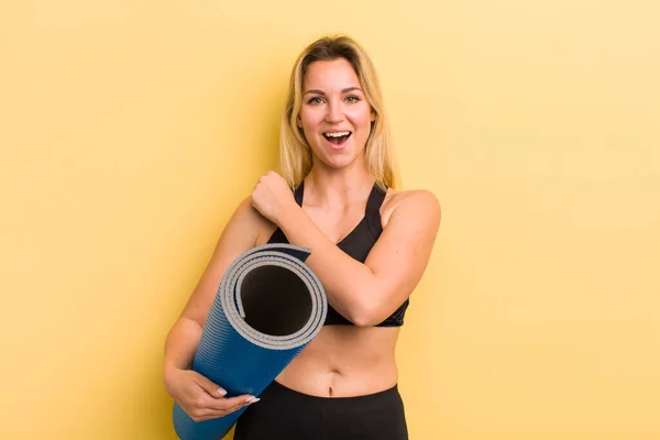 Blond Mooi Vrouw Gevoel Gelukkig Geconfronteerd Met Een Uitdaging Vieren — Stockfoto