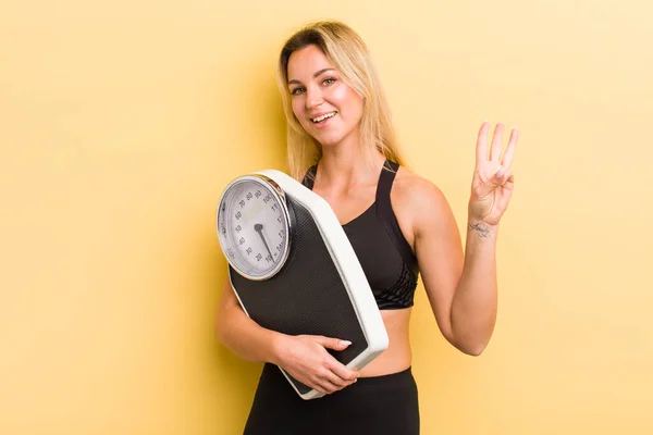 Blond Mooi Vrouw Glimlachen Zoek Vriendelijk Tonen Nummer Drie — Stockfoto