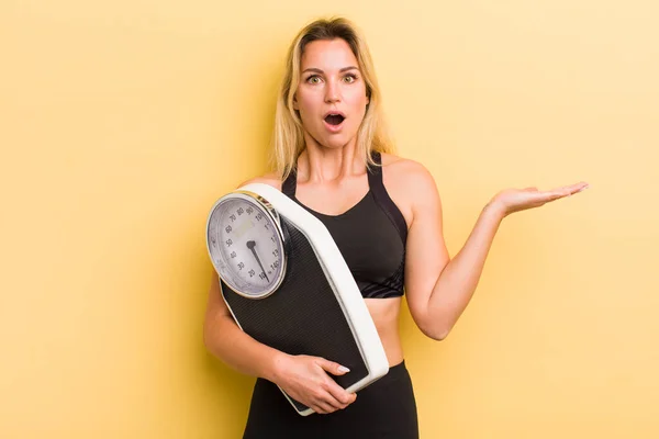 Blond Mooi Vrouw Kijken Verrast Geschokt Met Kaak Laten Vallen — Stockfoto