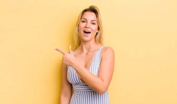 Blonde Pretty Woman Looking Excited Surprised Pointing Side — Stock Photo, Image