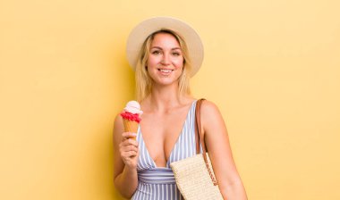 Güzel sarışın kadın mutlu ve hoş bir şekilde şaşırmış görünüyor.