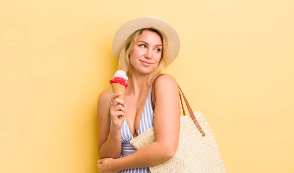 Bionda Bella Donna Scrollando Spalle Sentirsi Confuso Incerto — Foto Stock