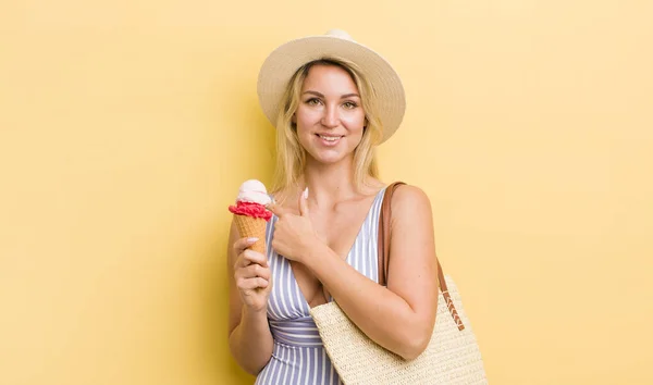 Blond Mooi Vrouw Glimlachen Vrolijk Gevoel Gelukkig Wijzend Naar Kant — Stockfoto