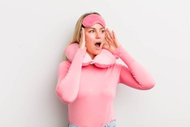 Güzel sarışın kadın mutlu, heyecanlı ve şaşırmış hissediyor.