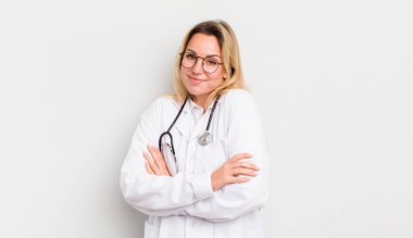 Sarışın, güzel bir kadın omuz silkiyor, kafası karışık ve kararsız.