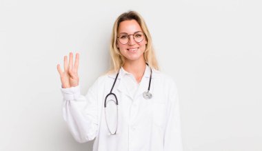 Sarışın, güzel bir kadın gülümsüyor ve arkadaş canlısı görünüyor.