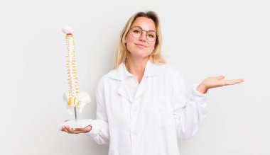 sarışın güzel kadın şaşkın, şaşkın ve şüpheci hissediyor.